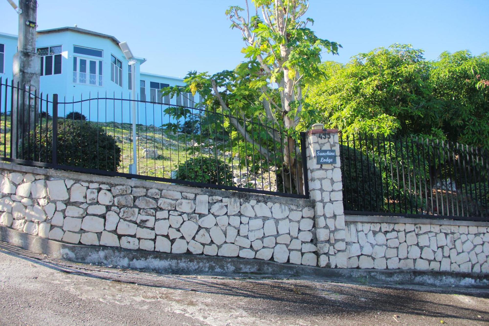 Sunshine Lodge: Your Home Away From Home Montego Bay Exterior foto